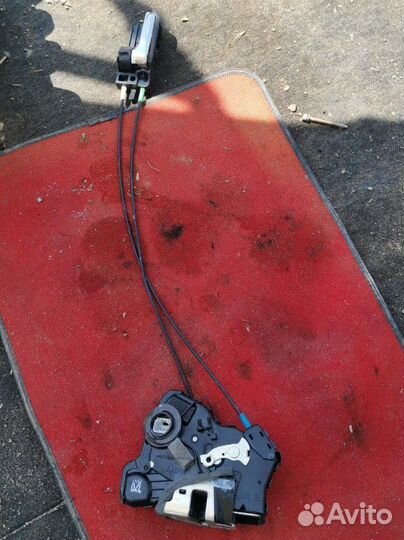 Замок двери передний левый Toyota Avensis AZT250