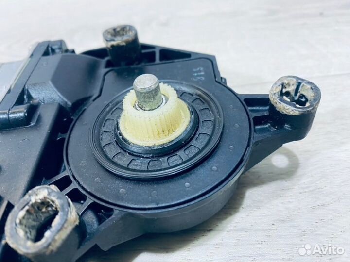 Моторчик стеклоподъемника задний правый Volkswagen