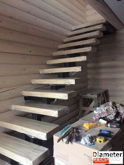 Центральная лестница в дачный дом