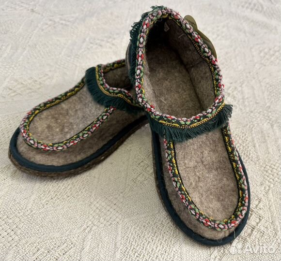 Домашняя обувь из овечьей шерсти