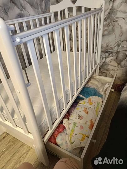 Детская кроватка с маятником и ящиком