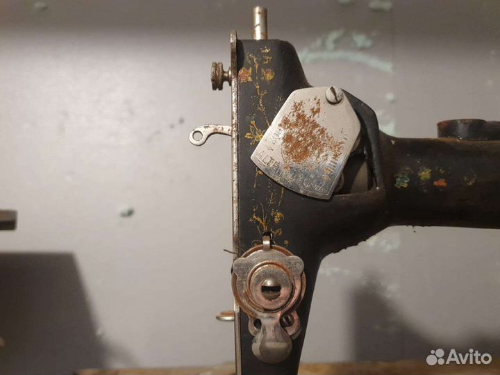 Старинная швейная машинка