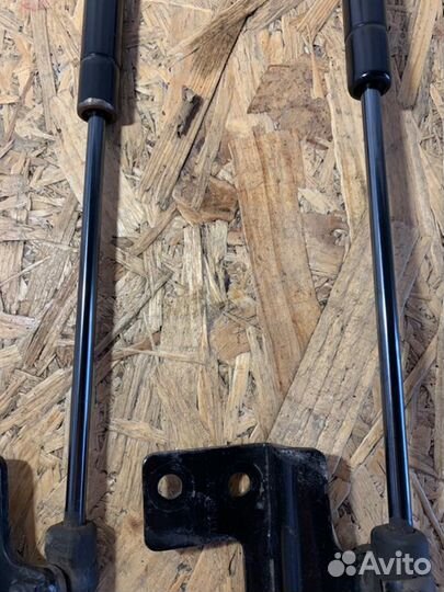 Амортизатор капота Chery Tiggo T11 sqre4G16 2014