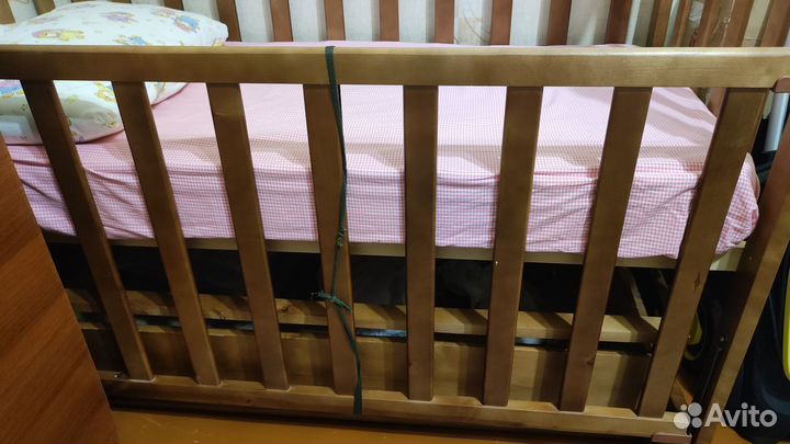 Детская кроватка с ящиком и матрасом