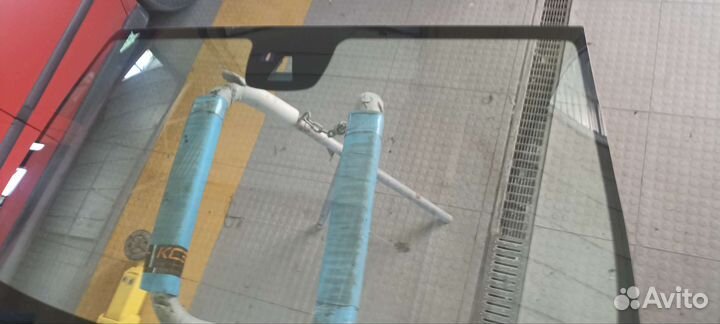 Б/у лобовое стекло на Mercedes 218