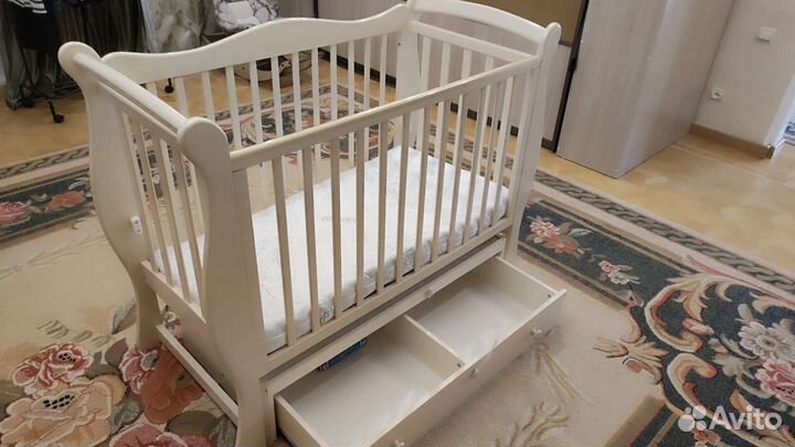 Детская кроватка с маятником и ящиком