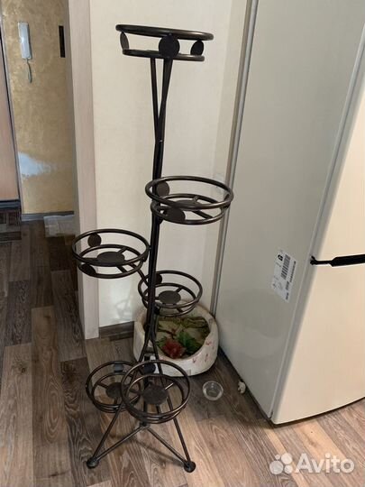 Подставка под цветы металлическая