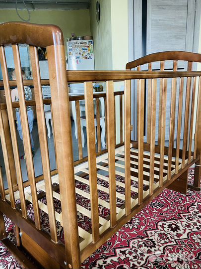 Детская кроватка с маятником