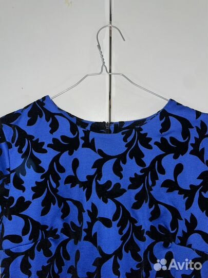 Синее платье с бархатным узором