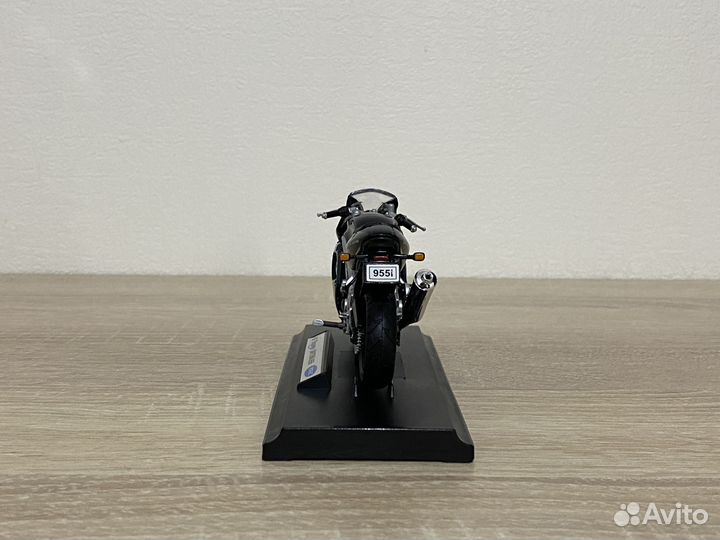 Модель мотоцикла Triumph Daytona 955i 1:18