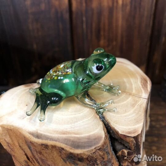 Стеклянная лягушка из стекла