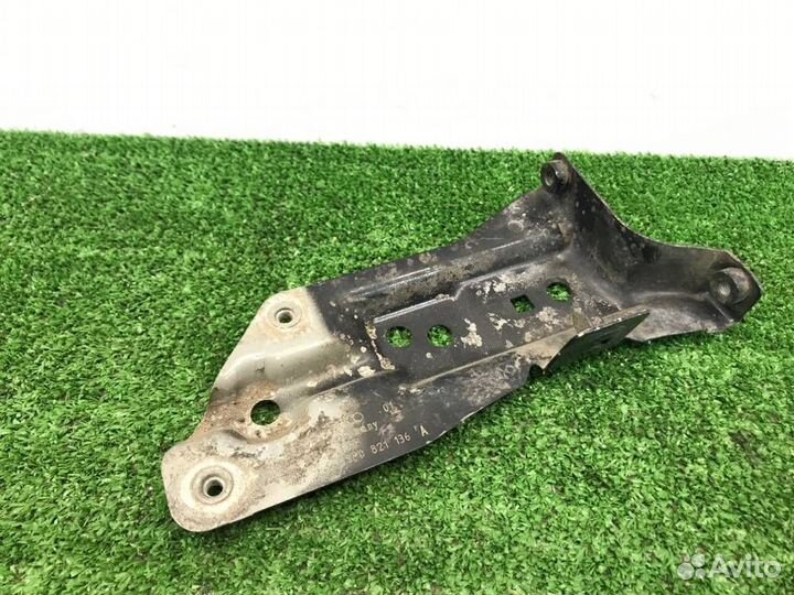 Кронштейн крыла правый Audi A3 8P ccza 2009