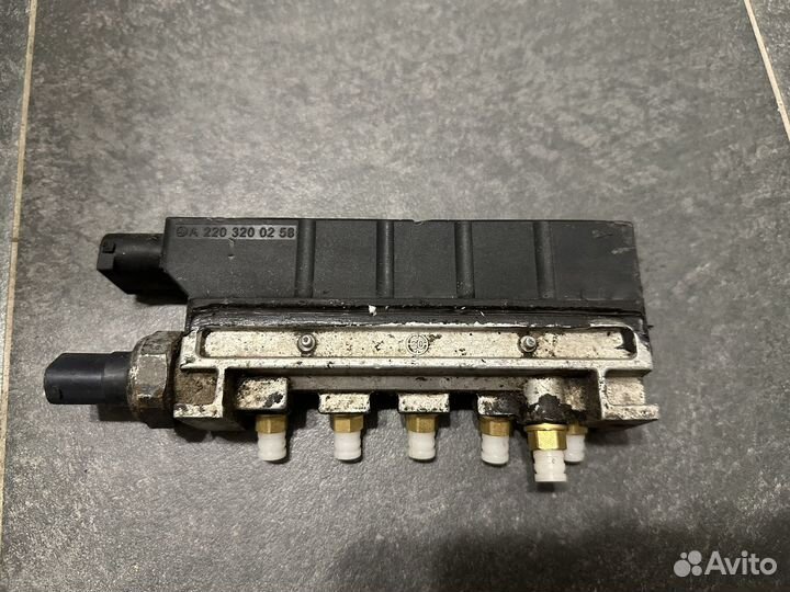 Блок клапанов пневмоподвески mercedes w220