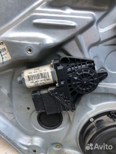 Моторчик стеклоподъемника задний левый Volkswagen