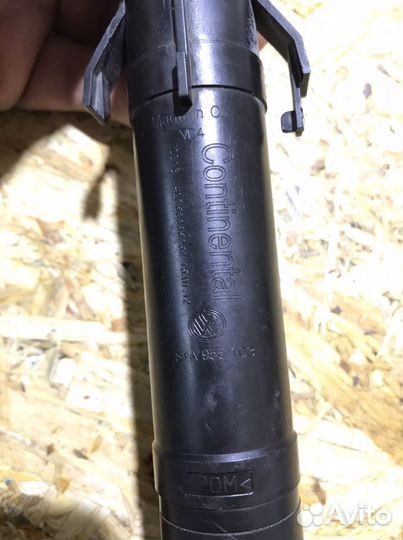 Форсунка омывателя левой фары Passat B7