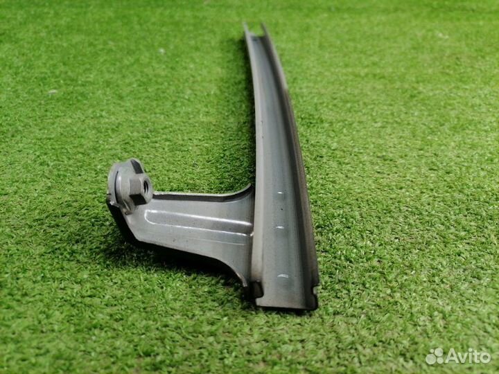 Направляющая стекла передняя левая Toyota Land