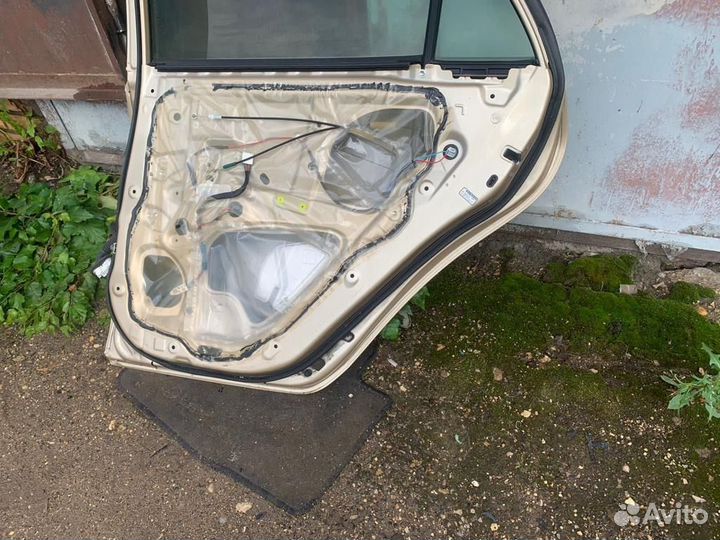 Двери на toyota corolla 150