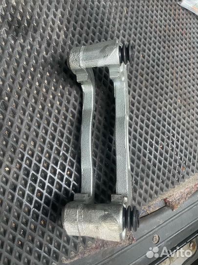 Скоба суппорта переднего левого Pajero 2