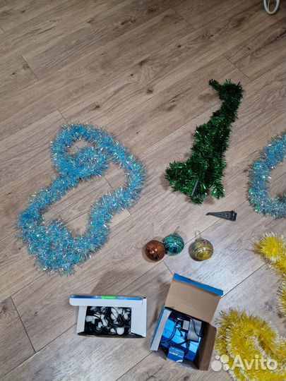 Мишруа, проектор, гирлянда, шарики, ёлка