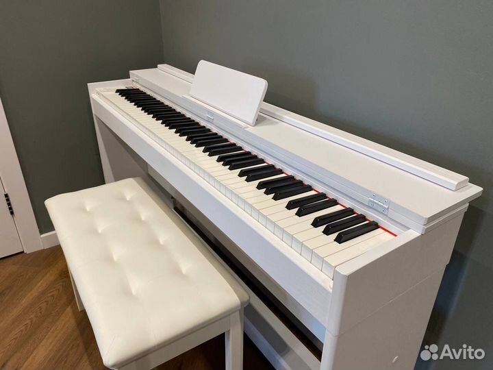 Новое белое цифровое пианино с банкеткой