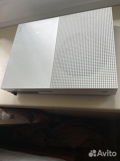 Игровая консоль Microsoft Xbox one s (+ геймпад )