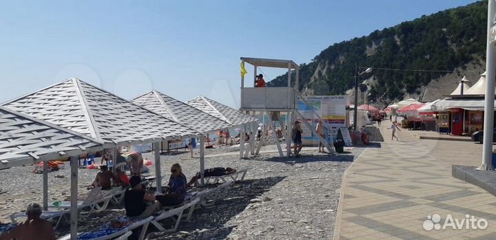 Уличный фаст фуд и бар на берегу моря