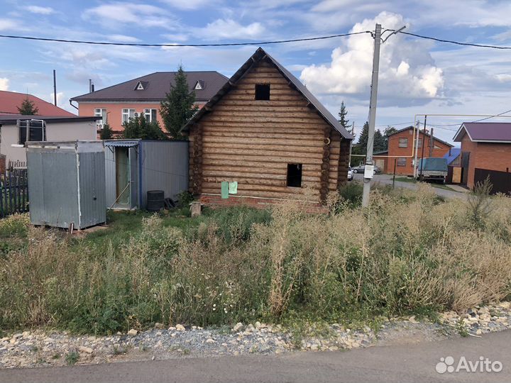 Сруб дома из бревна