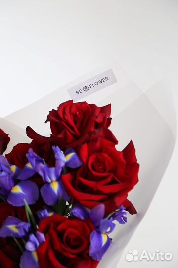 Букет с красными розами и ирисами