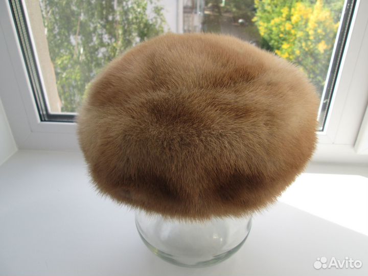 Женский берет из меха норки бежевого цвета