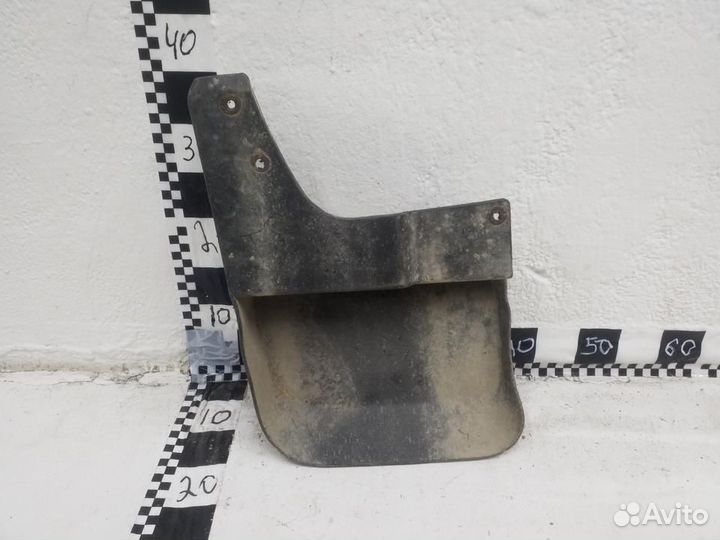 Брызговик задний правый Mitsubishi L200 4