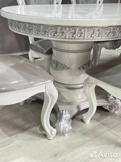 Стол обеденный и стулья