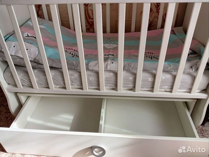 Детская кроватка с маятником белая