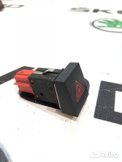 Кнопка аварийного сигнала Skoda Yeti 5L 2012