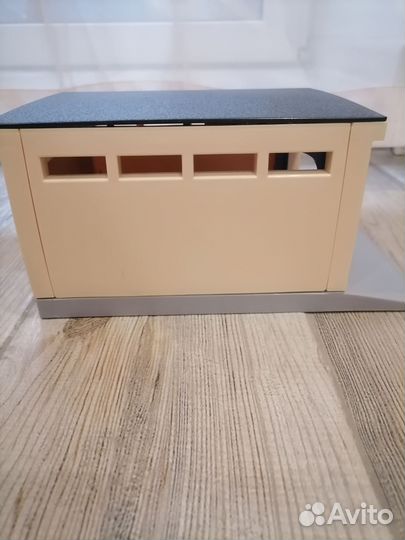 Игрушечный гараж с машинкой