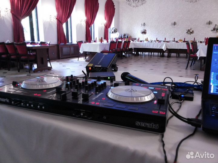 Диджей с аппаратурой