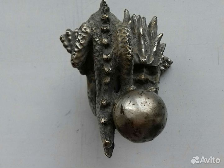 Дракон с жемчужиной в лапе. Высота 10 см