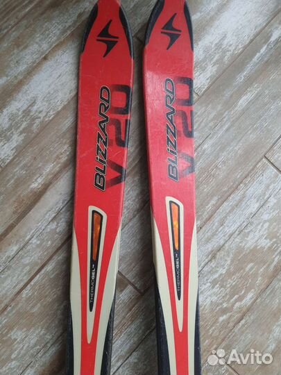 Горные лыжи с креплениями и ботинками. Палки в