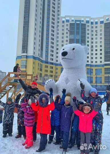 Белый мишка с ведущим на праздник. Поздравление