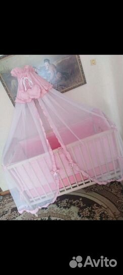 Балдахин и постельное белье в кроватку