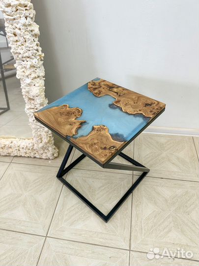 Стильный журнальный столик крадратный