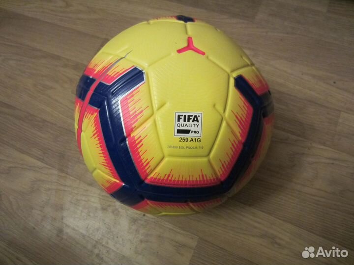 Новый футбольный мяч Nike Merlin Премьер-Лиги