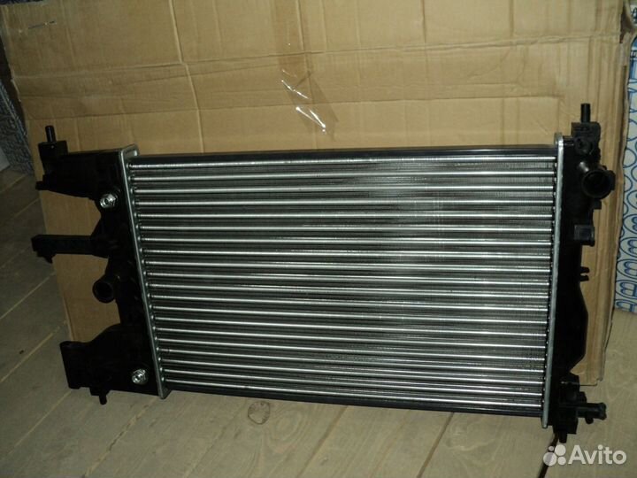 Opel Astra J 2009 радиатор охлаждения Астра J 2009