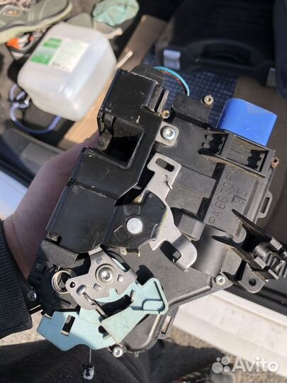 Замок передний правой двери на skoda a5
