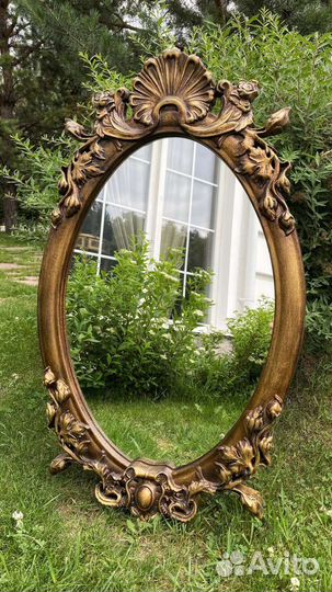 Настенное зеркало в резной раме