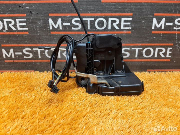 Замок двери передний правый Mercedes-Benz C-Class