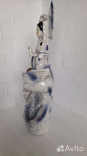 Фарфоровая статуэтка
