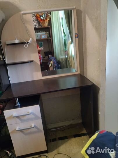 Трюмо с зеркалом,туалетный столик