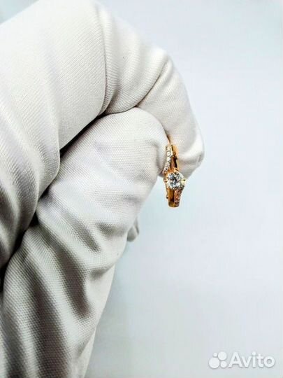 Золотые серьги с камнем