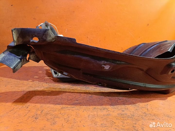 Подкрылок Toyota Aqua NHP10 передний правый