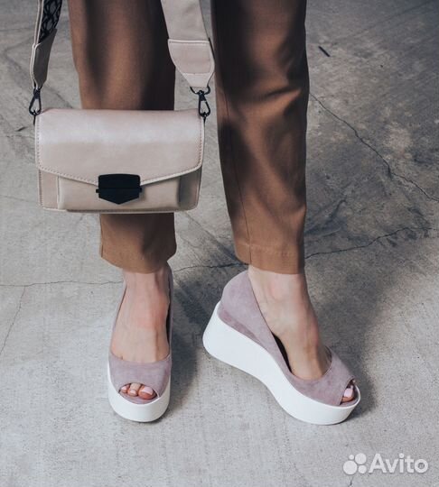 Босоножки на танкетке новые